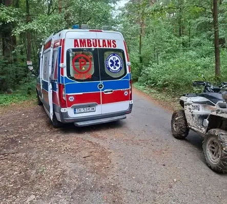 Strażacy z OSP Kostomłoty Drugie pomogli w ewakuacji rannej kobiety z lasu