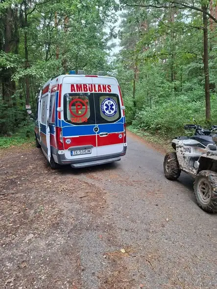 Strażacy z OSP Kostomłoty Drugie pomogli w ewakuacji rannej kobiety z lasu
