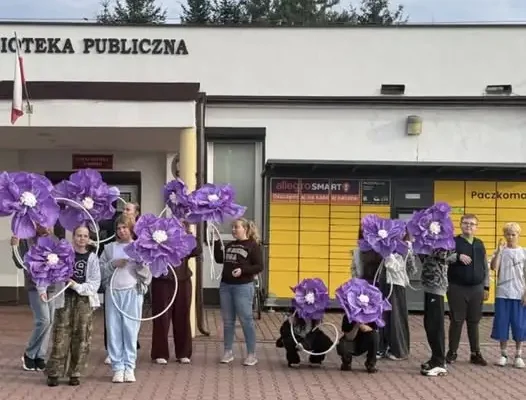 Gminne Obchody Światowego Dnia Alzheimera w Miękini – uczniowie przygotowali dekoracje