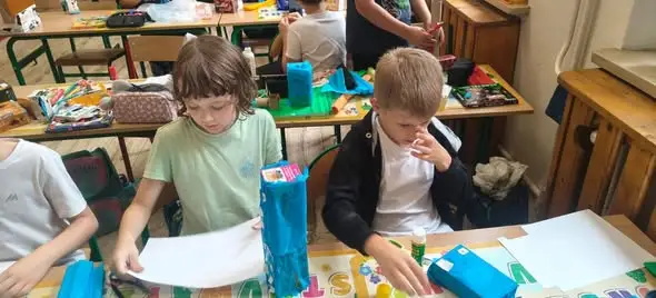 Klasa 2 zbudowała makietę miasta z kartonów – lekcja upcyklingu w praktyce