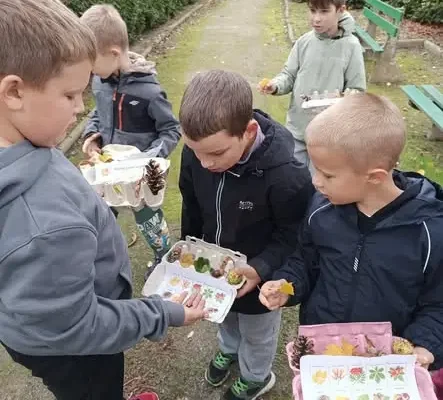 Klasa II powitała jesień w parku – nauka przez zabawę