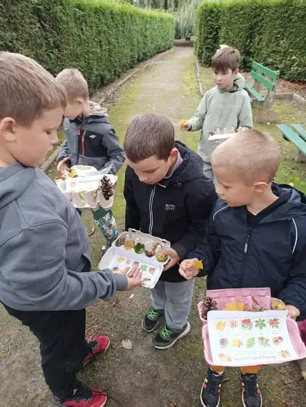 Klasa II powitała jesień w parku – nauka przez zabawę