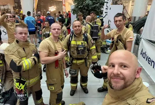 Strażacy z OSP Malczyce wbiegli na 49. piętro Sky Tower we Wrocławiu