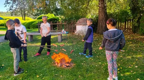 Klasa 2 zorganizowała jesienne ognisko po zmianie planów