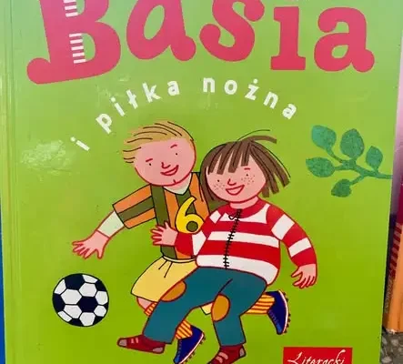 Dzień Głośnego Czytania w szkole w Miękini – starsze uczennice czytają młodszym