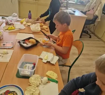 Pierwszaki z klasy 1 przygotowały zdrowe kanapki – kulinarna lekcja w szkole