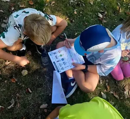 Pierwszoklasiści z klasy 1c uczą się bezpieczeństwa na drodze w akcji „Odblaskowa Szkoła”