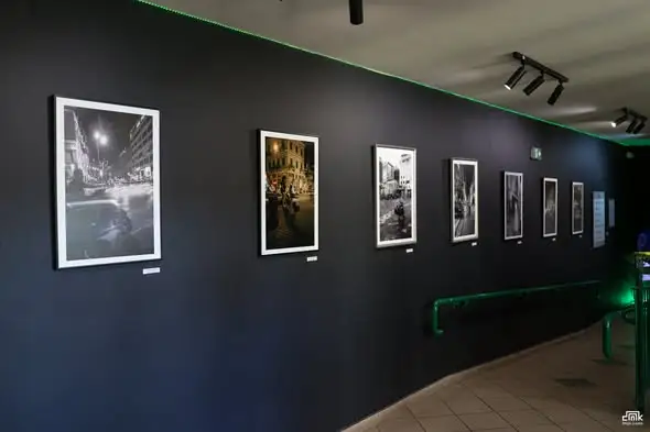 Wystawa fotografii „W drodze – Upadek w czas. Ateny 2024” w Środzie Śląskiej