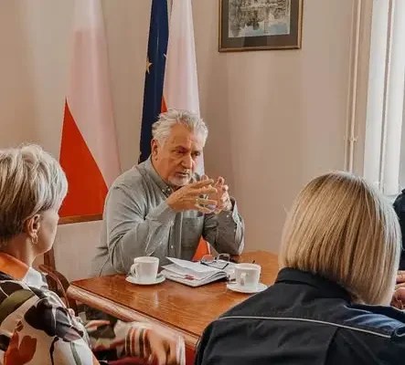 Kostomłoty: szkoły, samorząd i policja łączą siły dla bezpieczeństwa uczniów