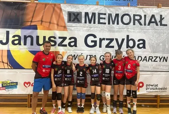 Siatkarki z Miękini na 6. miejscu w Memoriale Janusza Grzyba w Nadarzynie