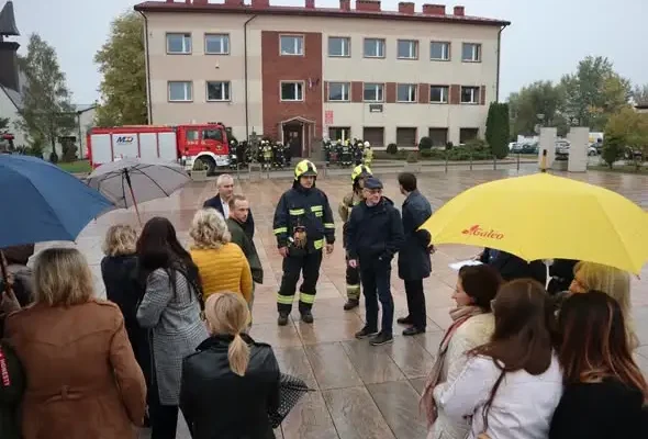 Próbna ewakuacja w Urzędzie Gminy Miedziana Góra z udziałem czterech jednostek OSP