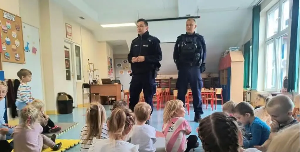 Bezpieczny przedszkolak: policjanci odwiedzili przedszkole i uczyli dzieci zasad bezpieczeństwa