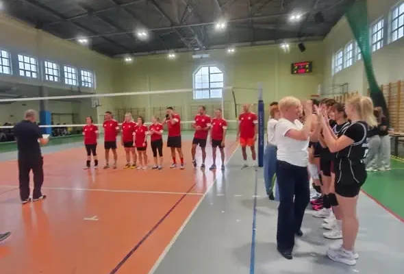 Jubileusz 80-lecia LO w Środzie Śląskiej: nauczyciele i absolwenci wygrali mecz siatkówki z uczniami 3:1