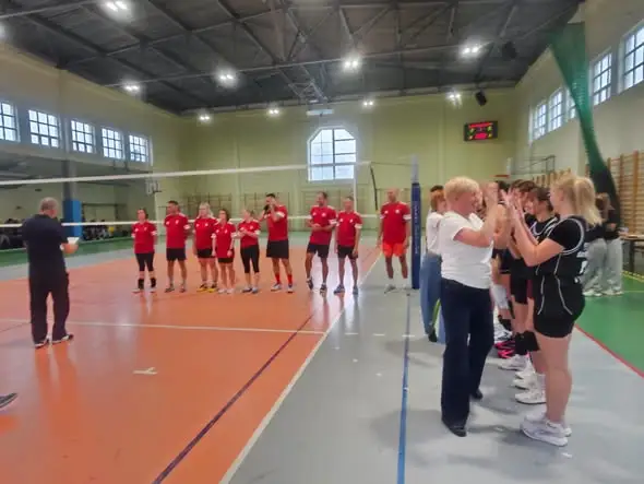 Jubileusz 80-lecia LO w Środzie Śląskiej: nauczyciele i absolwenci wygrali mecz siatkówki z uczniami 3:1