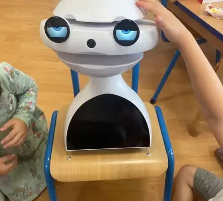 Przedszkolaki z Udanina uczą się angielskiego z native speakerem i robotem EMYS