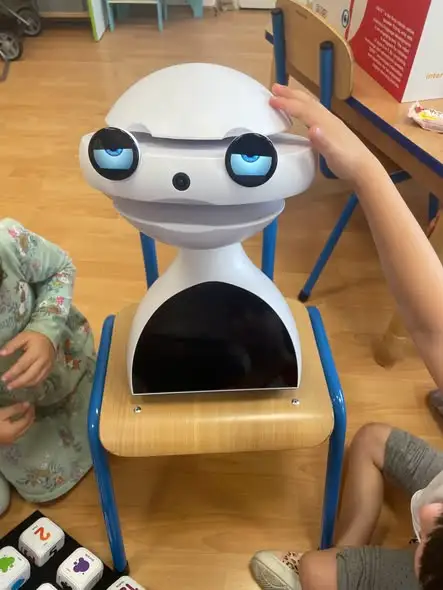 Przedszkolaki z Udanina uczą się angielskiego z native speakerem i robotem EMYS
