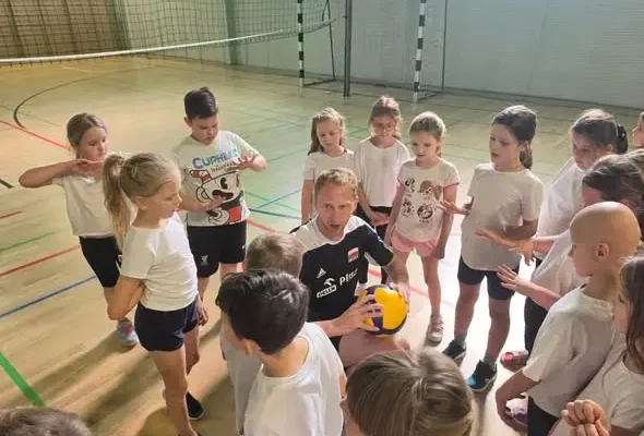 Jakub Jarosz spotkał się z uczniami szkoły w Miękini