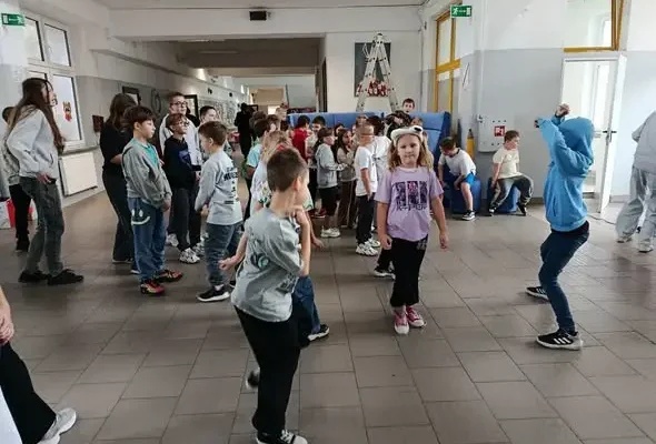 Dzień Edukacji Narodowej w SP Udanin – uczniowie dziękują nauczycielom