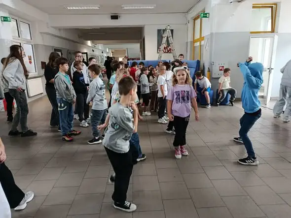 Dzień Edukacji Narodowej w SP Udanin – uczniowie dziękują nauczycielom
