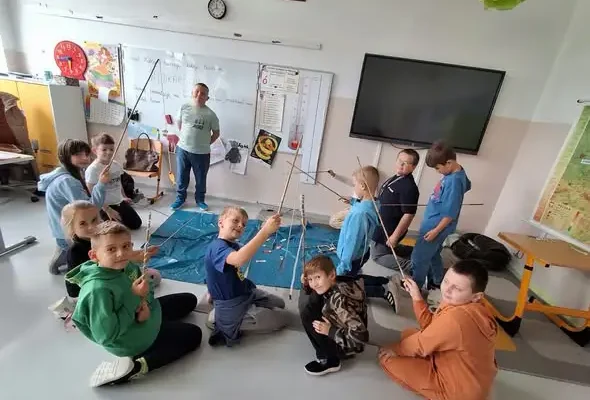 Uczeń klasy 3b zamienił salę lekcyjną w łowisko – wędkarska pasja na lekcji