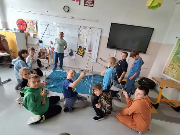 Uczeń klasy 3b zamienił salę lekcyjną w łowisko – wędkarska pasja na lekcji