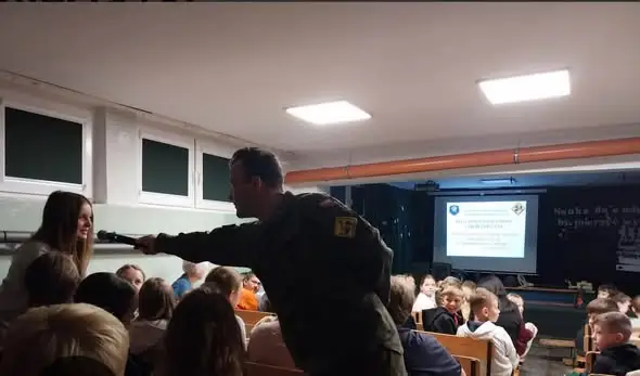 Uczniowie z klas IV i V spotkali się z żołnierzem saperem – lekcja bezpieczeństwa