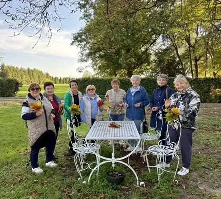 Jesienne liście w rękach seniorów z Udanina – powstały wyjątkowe dekoracje