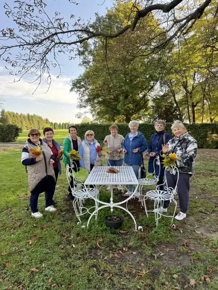 Jesienne liście w rękach seniorów z Udanina – powstały wyjątkowe dekoracje
