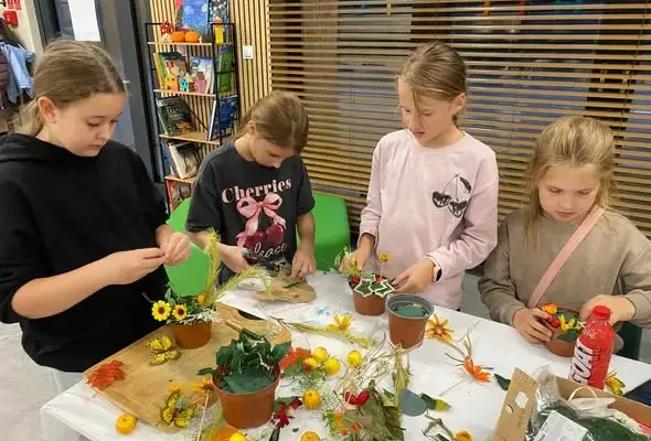 Jesienne zajęcia plastyczne w świetlicy w Źródłach