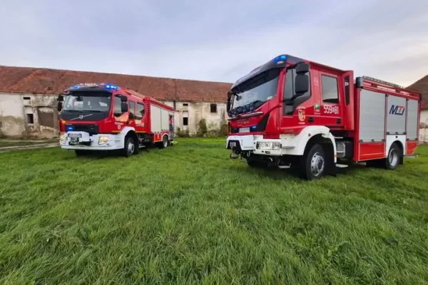 Pożar pustostanu w Drogomiłowicach i pożary traw. Interwencje OSP Udanin