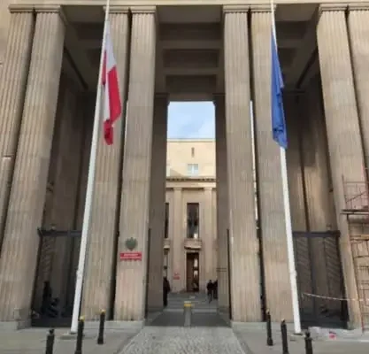 Ósmoklasiści z wizytą w Warszawie – lekcja obywatelskości i spacer po stolicy
