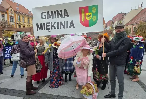 Powiatowy Dzień Seniora w Środzie Śląskiej – korony dla Teresy Jackowskiej i Stefana Grycza