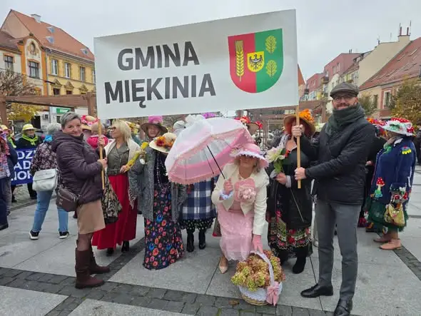 Powiatowy Dzień Seniora w Środzie Śląskiej – korony dla Teresy Jackowskiej i Stefana Grycza